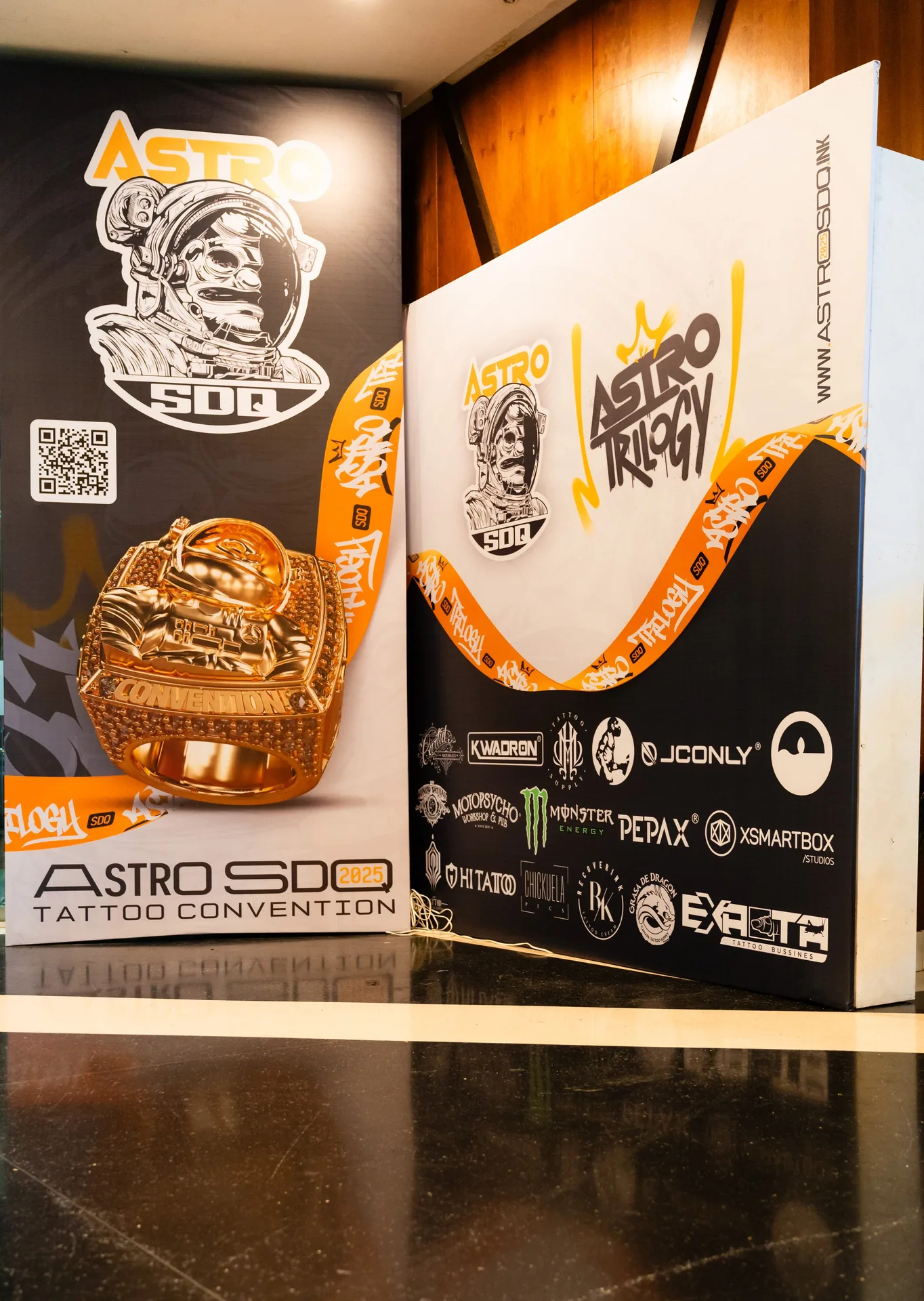 Backdrop y panel de patrocinadores en el evento — foto: AndresArt