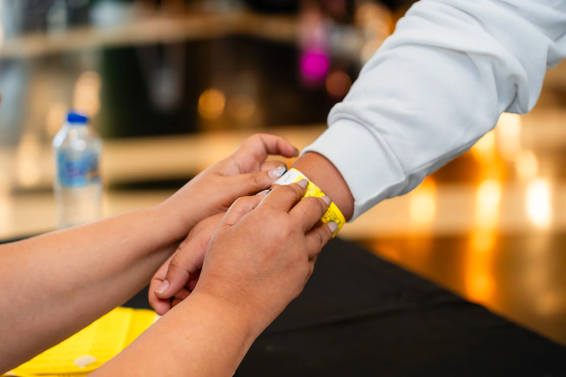 Brazalete de acceso en el registro — foto: AndresArt