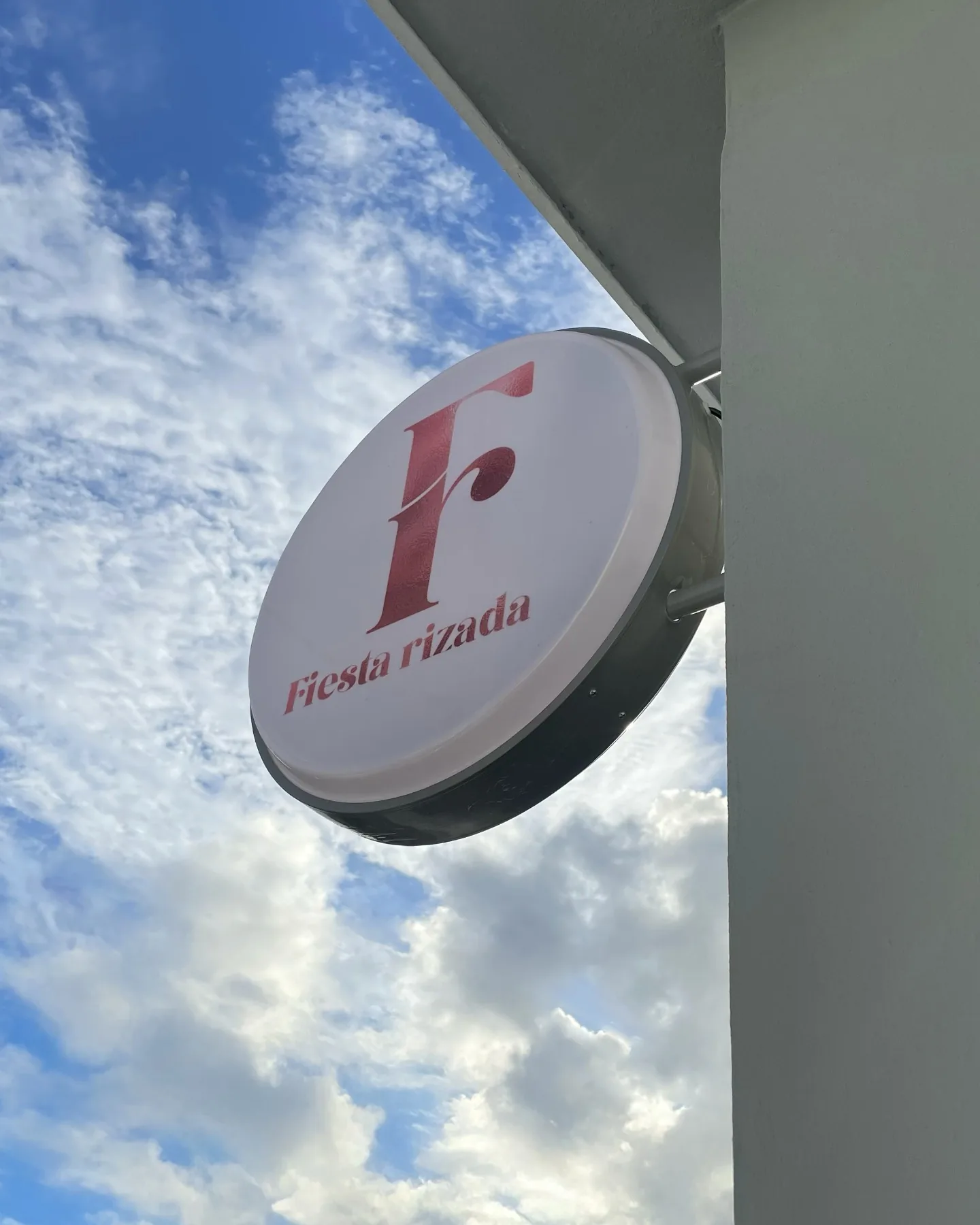 Letrero de la fachada instalado